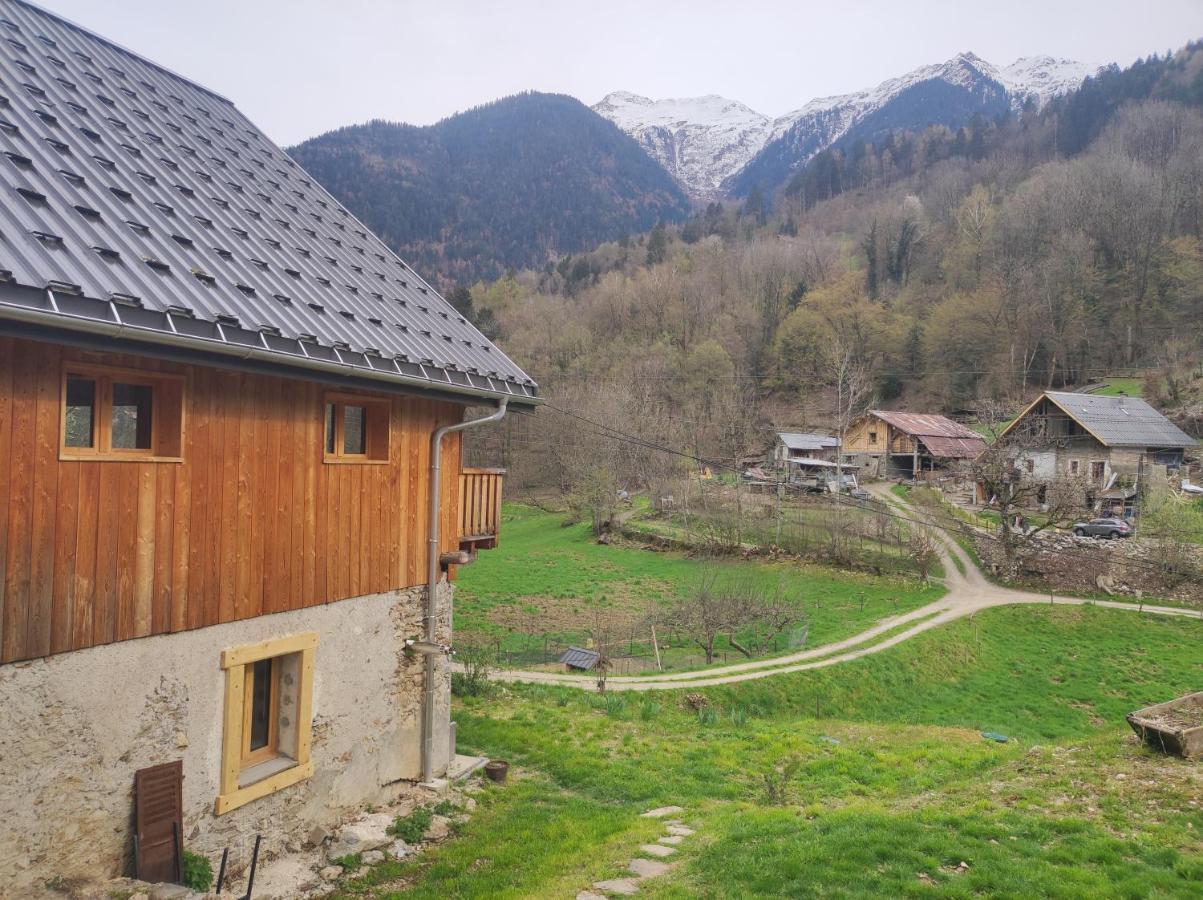 Chez Florent Et Celine Queige Exterior photo